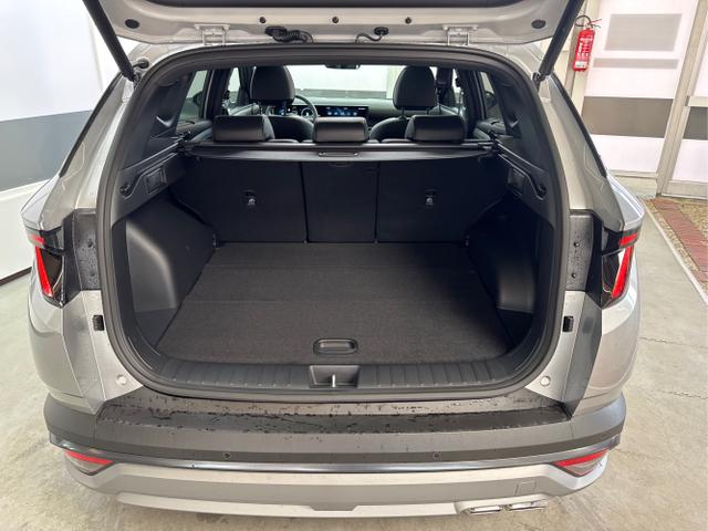 Hyundai / TUCSON FACELIFT / Shimmering Silver R2T / / / DCT 20th Anniversary ACC NAVI PANO KRELL 360 SHZ 