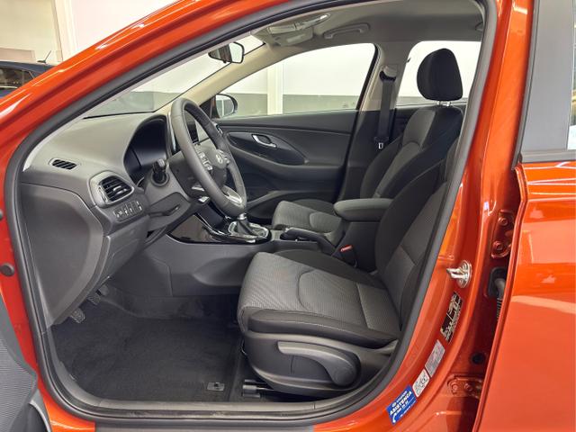 Hyundai / i30 / Orange / / / SHZ NAVI ALU LED RFK PDC