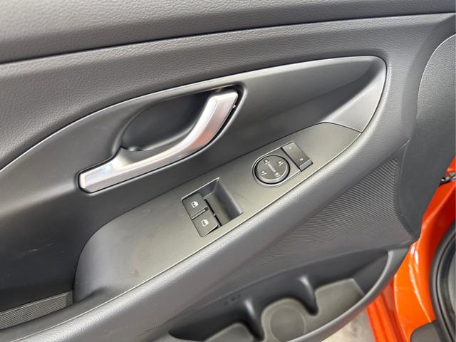 Hyundai / i30 / Orange / / / SHZ NAVI ALU LED RFK PDC
