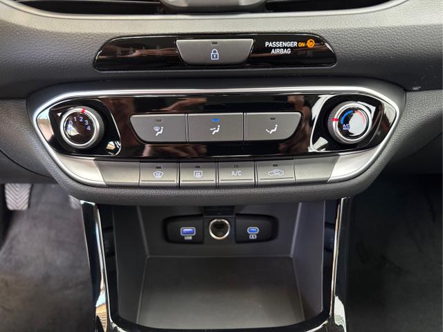 Hyundai / i30 / Orange / / / SHZ NAVI ALU LED RFK PDC