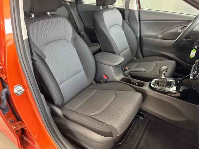 Hyundai / i30 / Orange / / / SHZ NAVI ALU LED RFK PDC