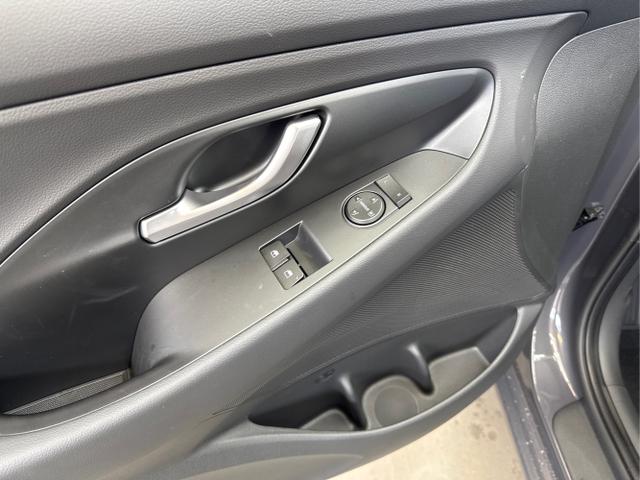 Hyundai / i30 / Grau / / / NAVI RFK LED PDC v+h