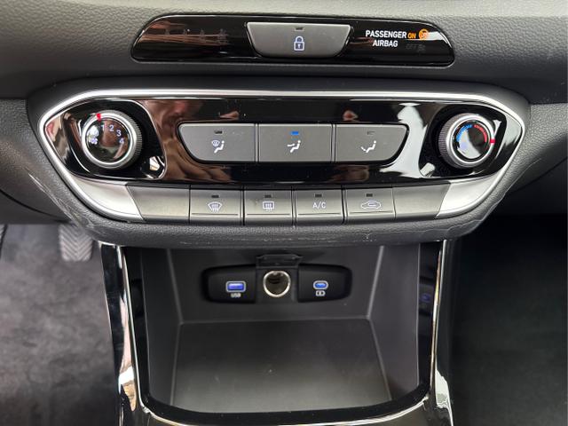 Hyundai / i30 / Grau / / / NAVI RFK LED PDC v+h