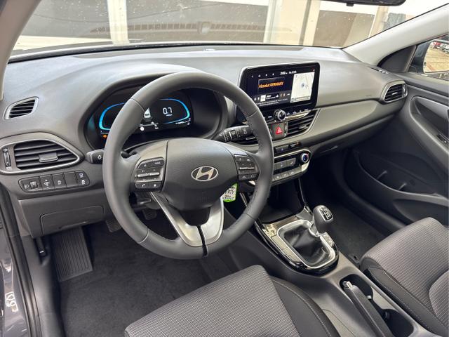 Hyundai / i30 / Grau / / / NAVI RFK LED PDC v+h