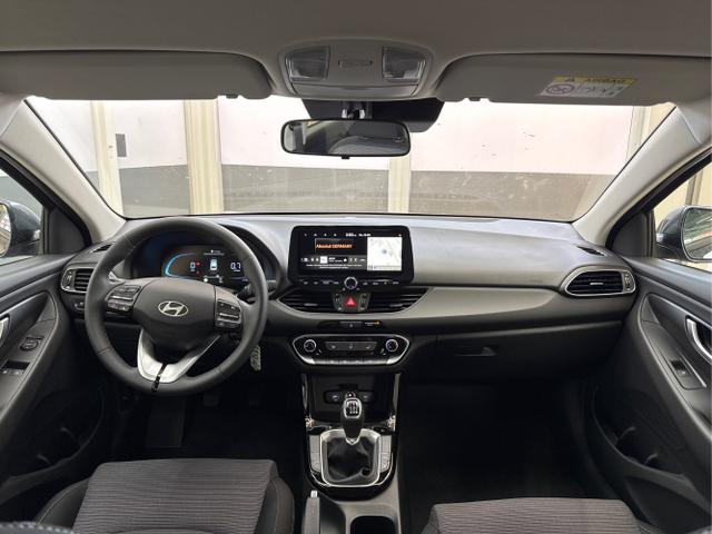 Hyundai / i30 / Grau / / / NAVI RFK LED PDC v+h
