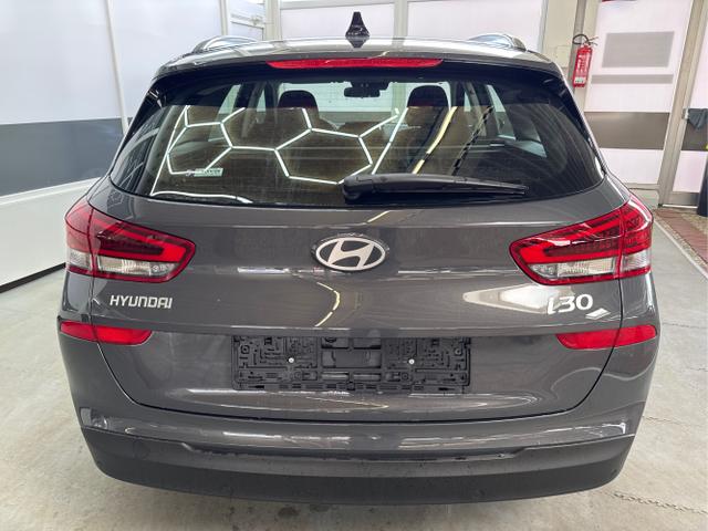 Hyundai / i30 / Grau / / / NAVI RFK LED PDC v+h