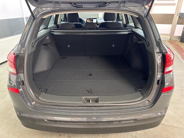 Hyundai / i30 / Grau / / / NAVI RFK LED PDC v+h