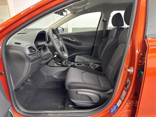 Hyundai / i30 / Orange / / / NAVI RFK LED PDC v+h