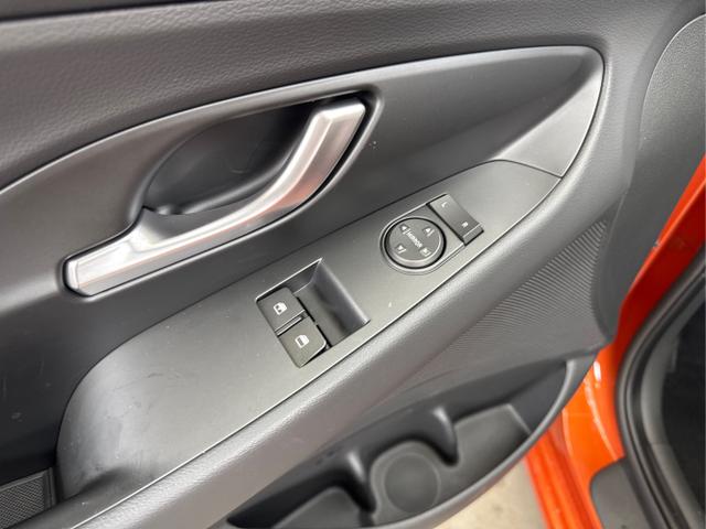 Hyundai / i30 / Orange / / / NAVI RFK LED PDC v+h