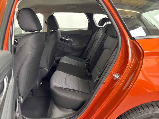 Hyundai / i30 / Orange / / / NAVI RFK LED PDC v+h