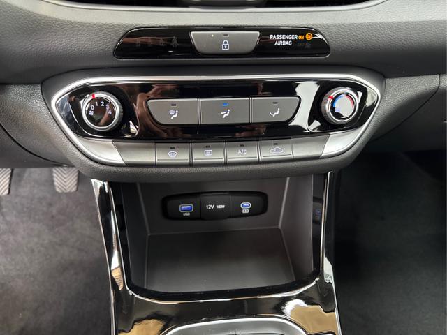 Hyundai / i30 / Orange / / / NAVI RFK LED PDC v+h