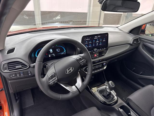 Hyundai / i30 / Orange / / / NAVI RFK LED PDC v+h