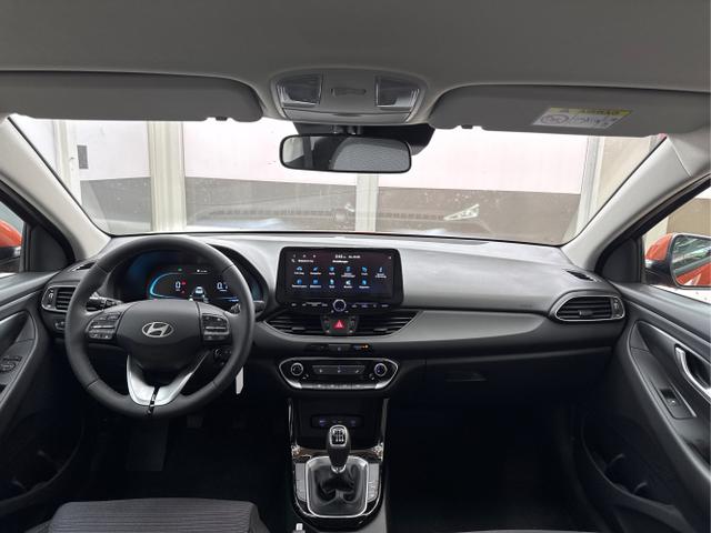Hyundai / i30 / Orange / / / NAVI RFK LED PDC v+h