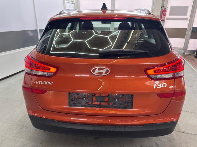 Hyundai / i30 / Orange / / / NAVI RFK LED PDC v+h