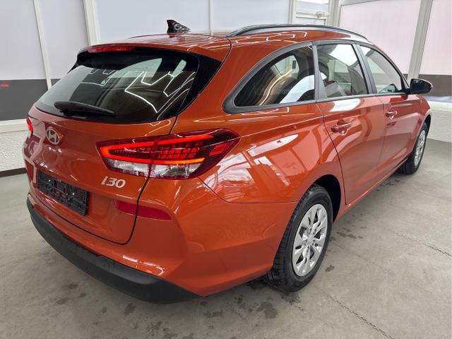 Hyundai / i30 / Orange / / / NAVI RFK LED PDC v+h