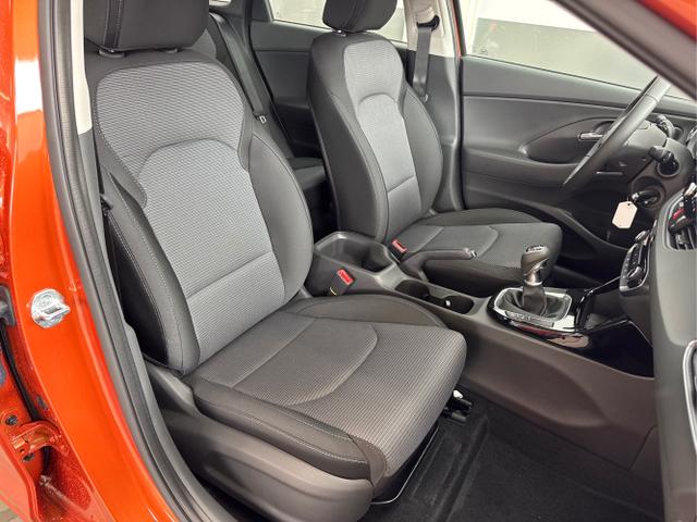 Hyundai / i30 / Orange / / / NAVI RFK LED PDC v+h