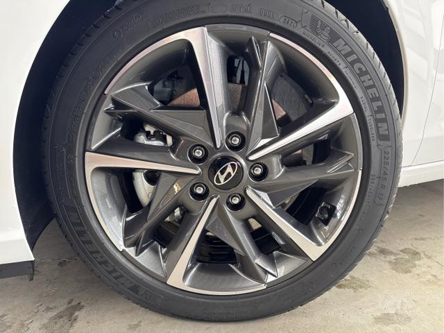 Hyundai / i30 / Weiß / / / SHZ NAVI KLIMAAUTOMATIK ALU SmartKey 