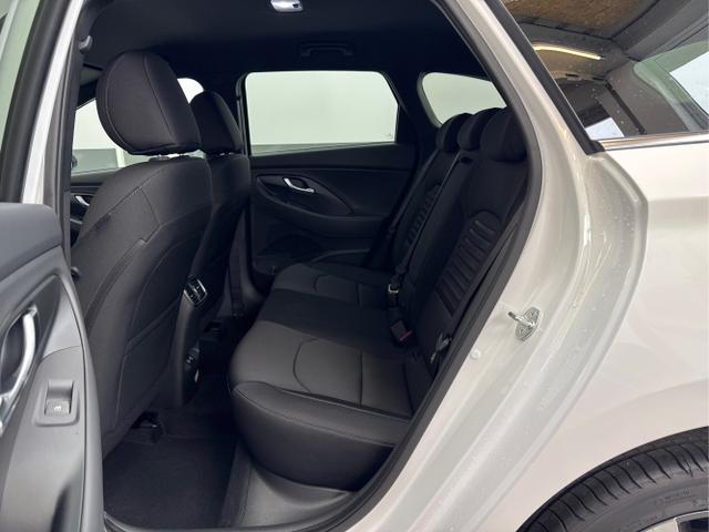 Hyundai / i30 / Weiß / / / SHZ NAVI KLIMAAUTOMATIK ALU SmartKey 