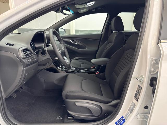 Hyundai / i30 / Weiß / / / SHZ NAVI KLIMAAUTOMATIK ALU SmartKey 