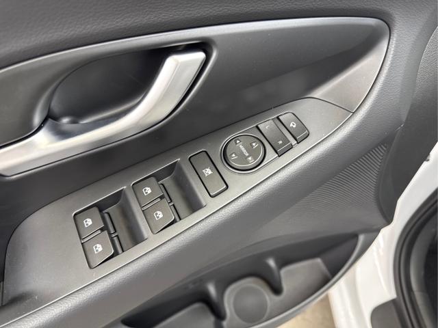 Hyundai / i30 / Weiß / / / SHZ NAVI KLIMAAUTOMATIK ALU SmartKey 