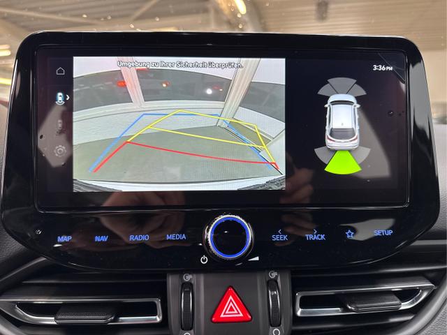 Hyundai / i30 / Weiß / / / SHZ NAVI KLIMAAUTOMATIK ALU SmartKey 