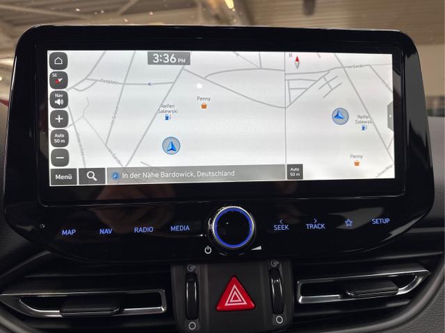 Hyundai / i30 / Weiß / / / SHZ NAVI KLIMAAUTOMATIK ALU SmartKey 
