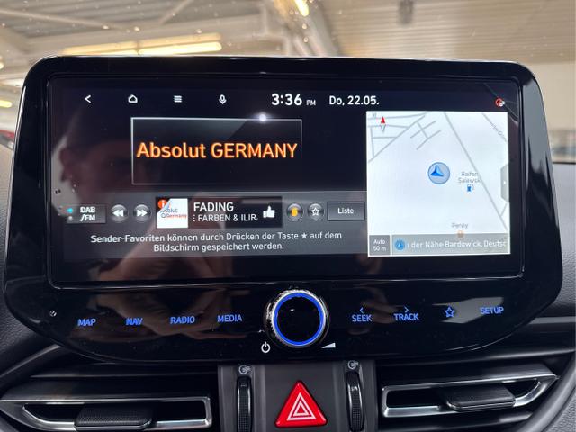 Hyundai / i30 / Weiß / / / SHZ NAVI KLIMAAUTOMATIK ALU SmartKey 