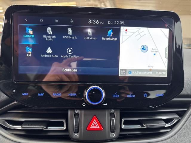 Hyundai / i30 / Weiß / / / SHZ NAVI KLIMAAUTOMATIK ALU SmartKey 