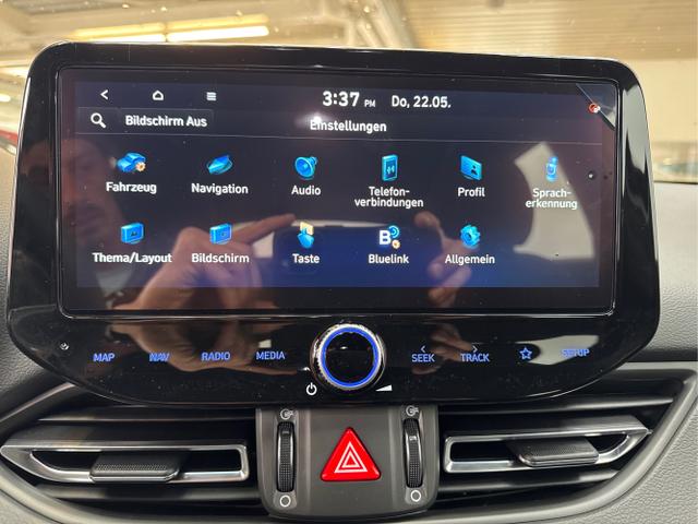 Hyundai / i30 / Weiß / / / SHZ NAVI KLIMAAUTOMATIK ALU SmartKey 