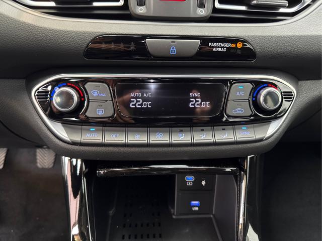 Hyundai / i30 / Weiß / / / SHZ NAVI KLIMAAUTOMATIK ALU SmartKey 