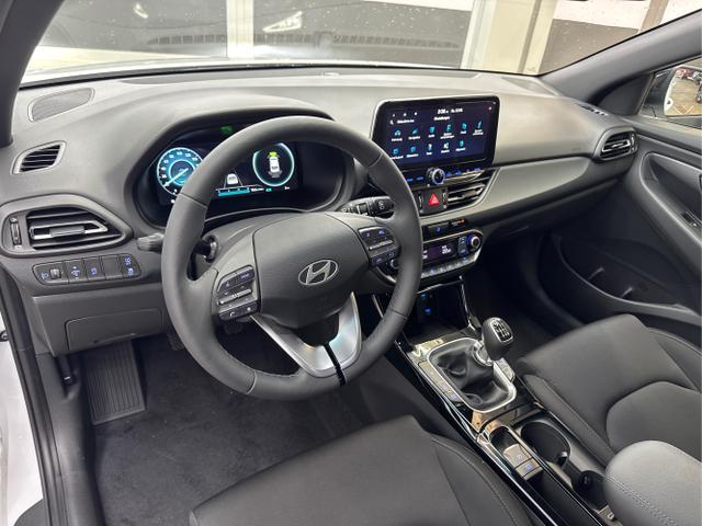 Hyundai / i30 / Weiß / / / SHZ NAVI KLIMAAUTOMATIK ALU SmartKey 