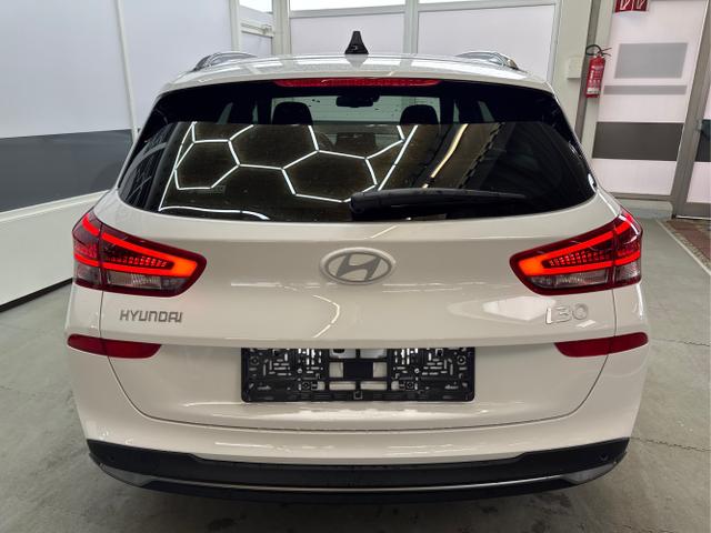 Hyundai / i30 / Weiß / / / SHZ NAVI KLIMAAUTOMATIK ALU SmartKey 