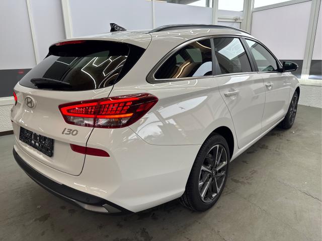 Hyundai / i30 / Weiß / / / SHZ NAVI KLIMAAUTOMATIK ALU SmartKey 