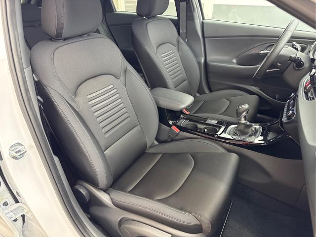 Hyundai / i30 / Weiß / / / SHZ NAVI KLIMAAUTOMATIK ALU SmartKey 