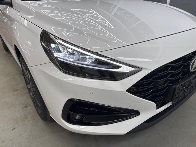 Hyundai / i30 / Weiß / / / SHZ NAVI KLIMAAUTOMATIK ALU SmartKey 