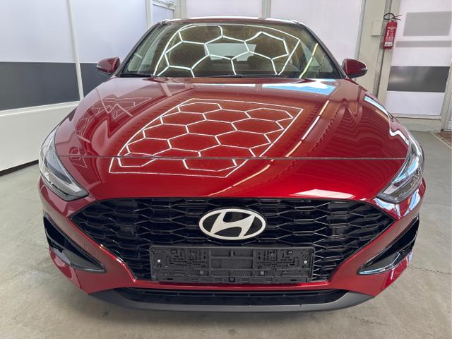 Hyundai / i30 / Rot / / / SHZ NAVI ALU LED RFK PDC