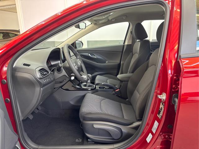 Hyundai / i30 / Rot / / / SHZ NAVI ALU LED RFK PDC