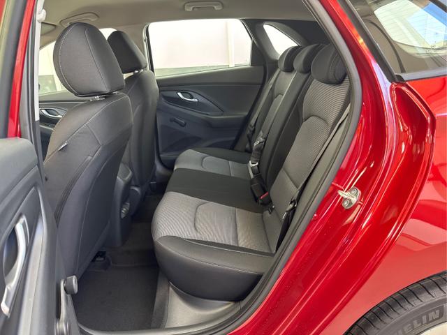 Hyundai / i30 / Rot / / / SHZ NAVI ALU LED RFK PDC