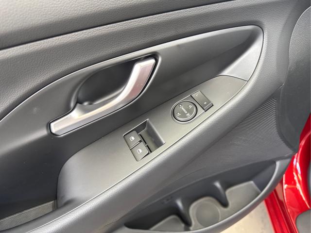 Hyundai / i30 / Rot / / / SHZ NAVI ALU LED RFK PDC