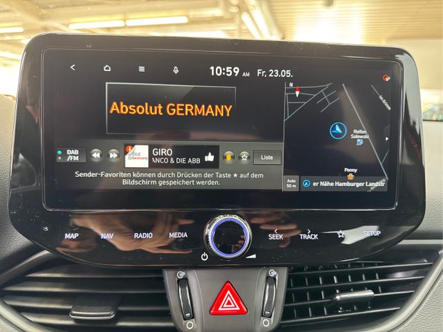 Hyundai / i30 / Rot / / / SHZ NAVI ALU LED RFK PDC