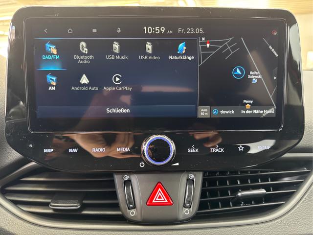 Hyundai / i30 / Rot / / / SHZ NAVI ALU LED RFK PDC