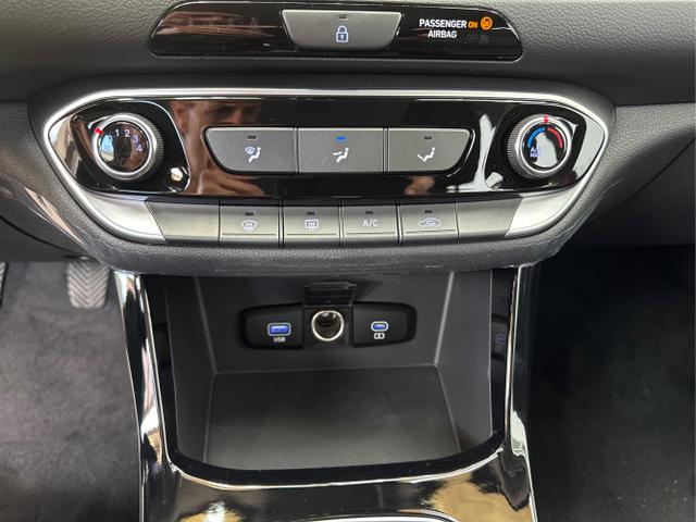 Hyundai / i30 / Rot / / / SHZ NAVI ALU LED RFK PDC