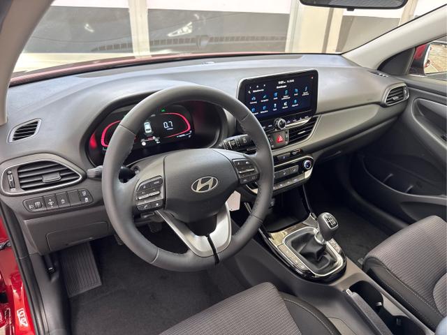 Hyundai / i30 / Rot / / / SHZ NAVI ALU LED RFK PDC