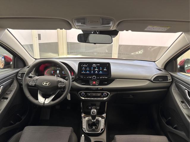Hyundai / i30 / Rot / / / SHZ NAVI ALU LED RFK PDC