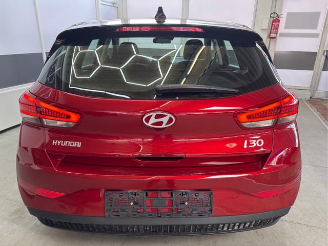Hyundai / i30 / Rot / / / SHZ NAVI ALU LED RFK PDC