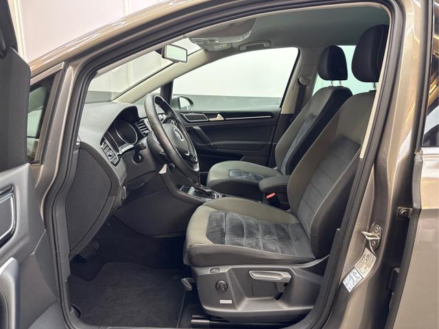 Volkswagen / Golf / Grau / / / DSG AHK WP NAVI XENON 