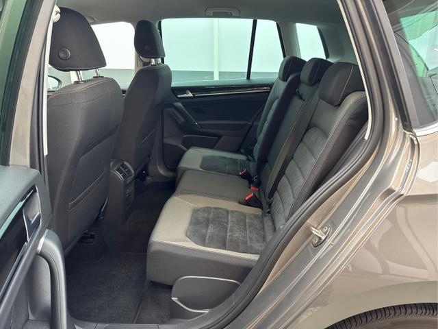Volkswagen / Golf / Grau / / / DSG AHK WP NAVI XENON 
