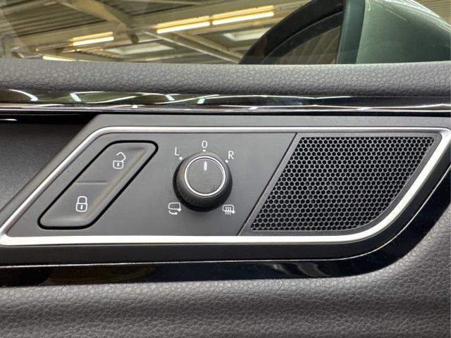 Volkswagen / Golf / Grau / / / DSG AHK WP NAVI XENON 
