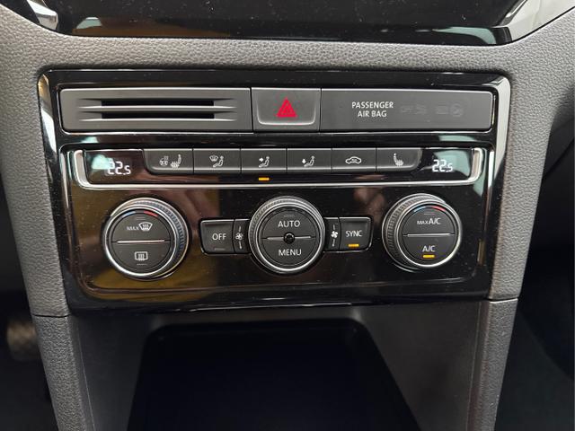 Volkswagen / Golf / Grau / / / DSG AHK WP NAVI XENON 