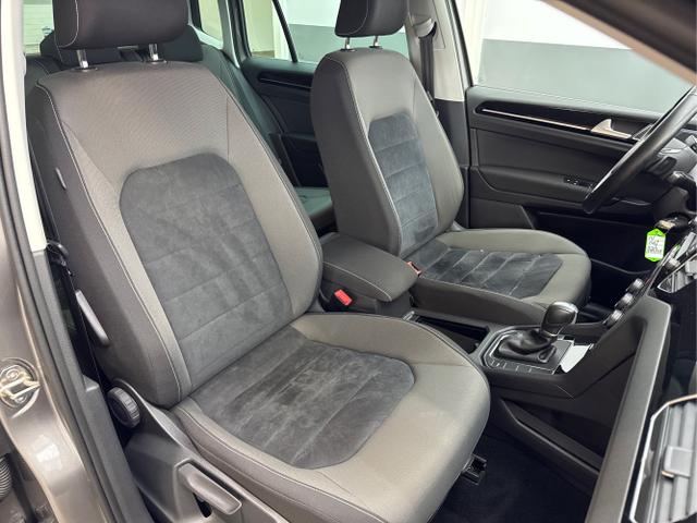 Volkswagen / Golf / Grau / / / DSG AHK WP NAVI XENON 